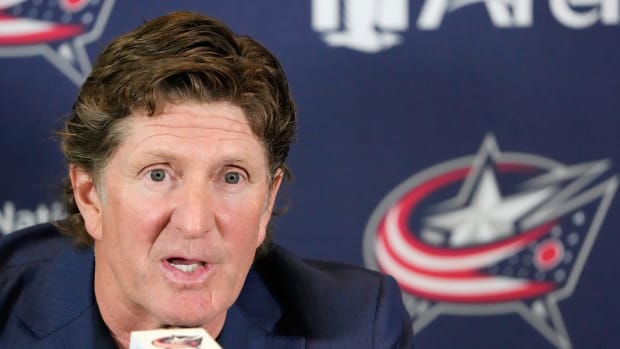 Blue Jackets coach Mike Babcock speaks at a press conference.